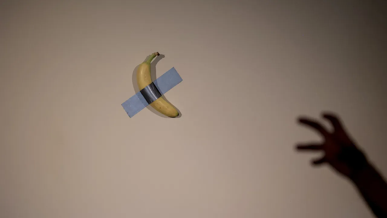 Serralves inaugurates exhibition by Cattelan, author of the banana 'Comedian'