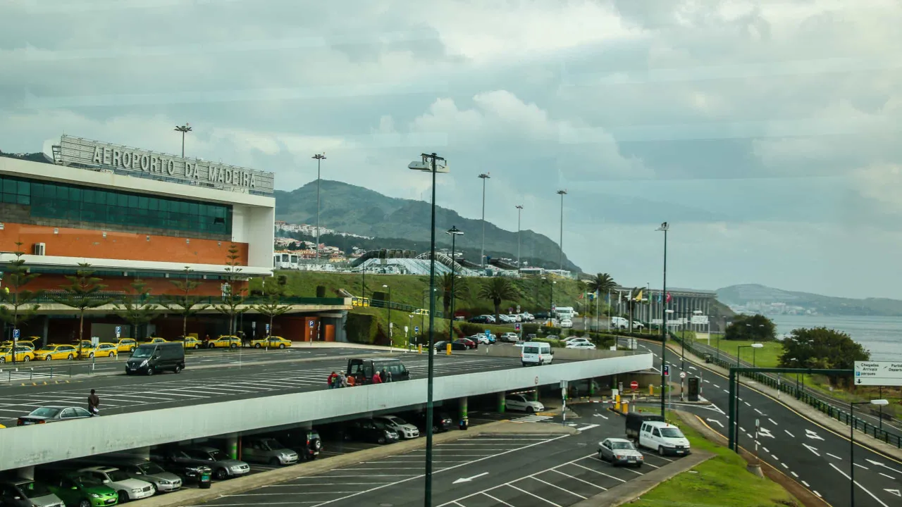 Strong wind has already affected more than 14 flights at Madeira Airport.