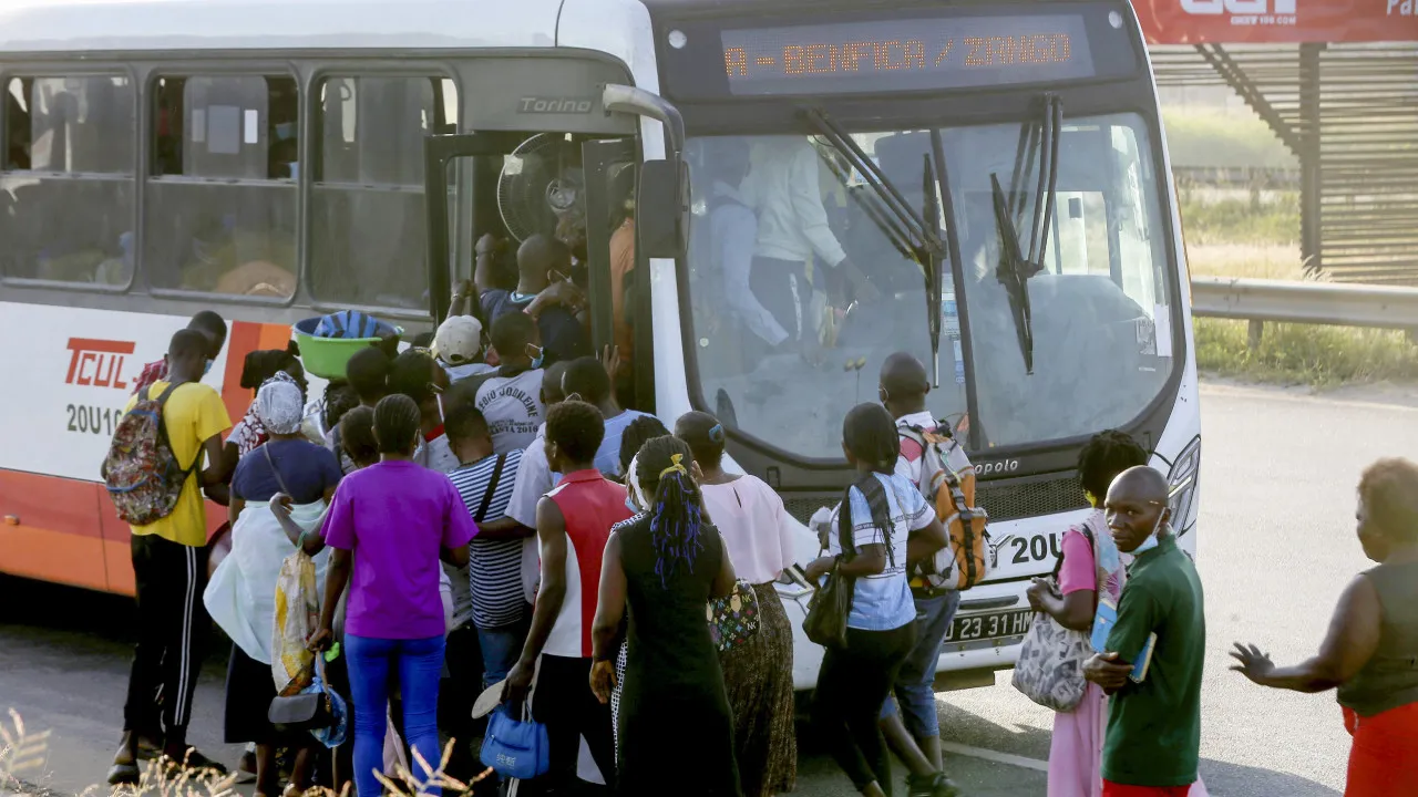 Taxis and buses in Angola follow the increase in diesel prices