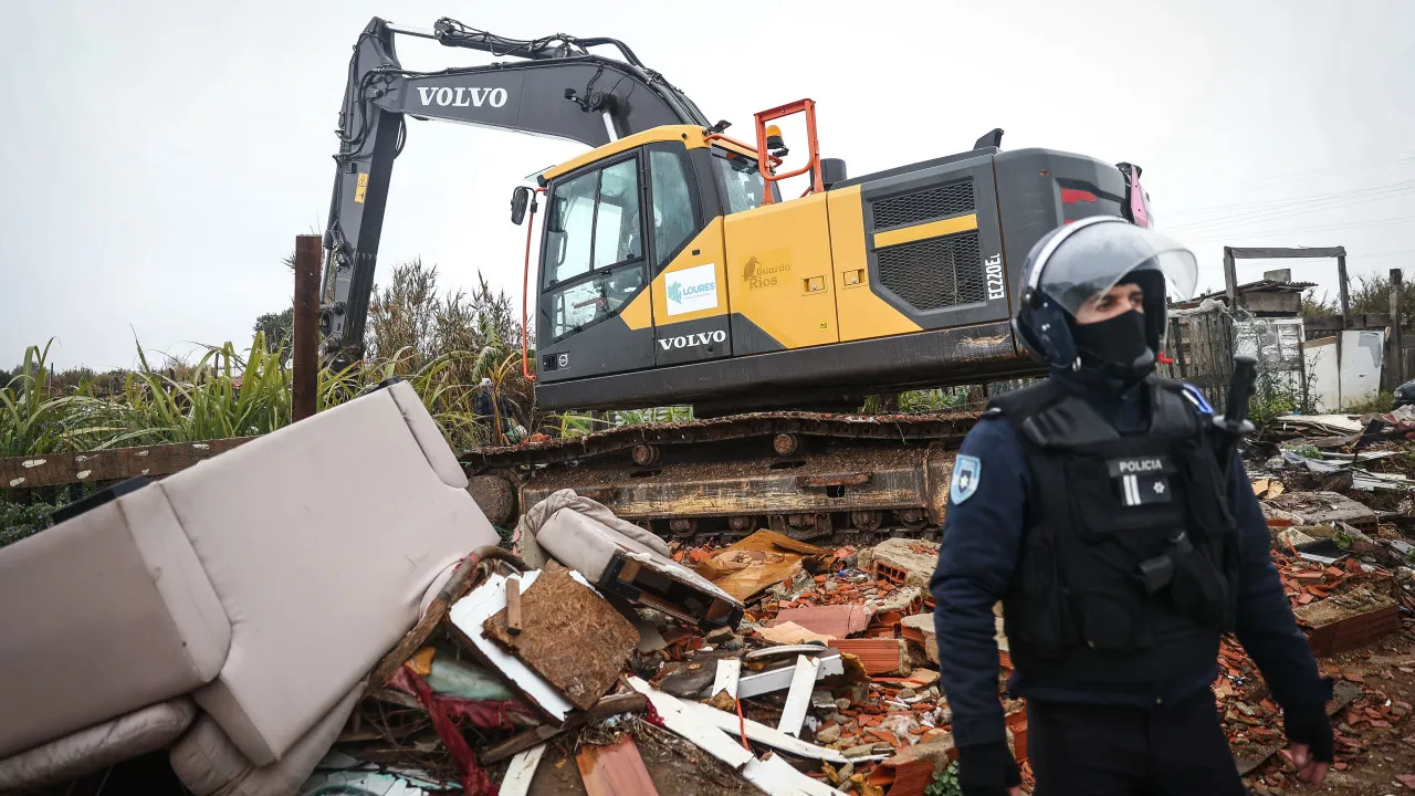Vida Justa denounces the demolition of 80 houses in Loures and Amadora