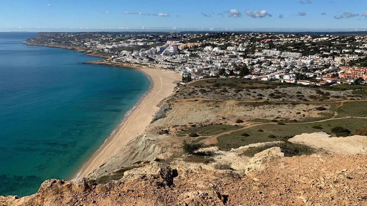 70-year-old man injured after falling down a slope in the Algarve