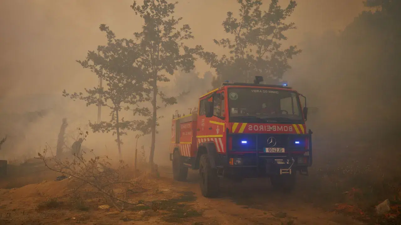 About 400 firefighters are battling two fires in villages in Vila Real.