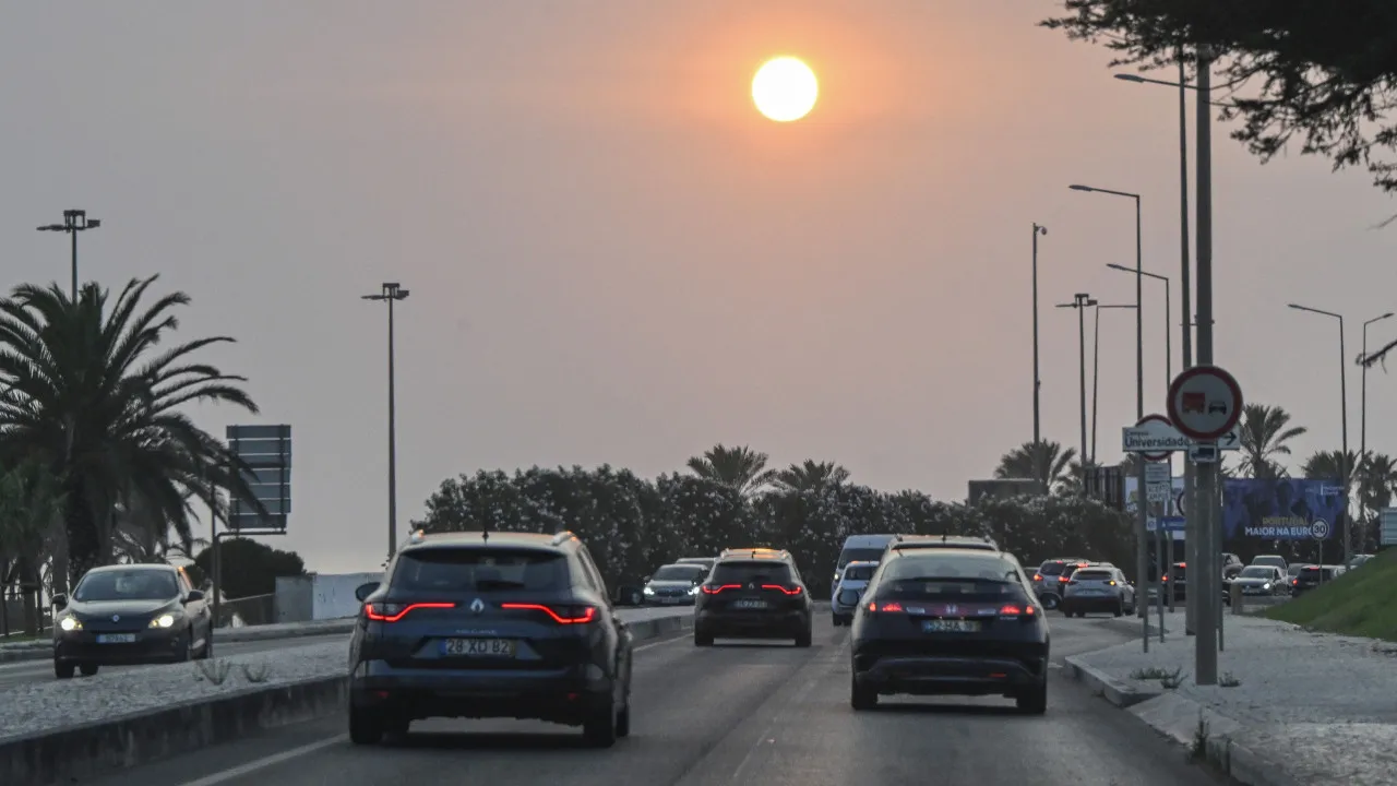 Accident near Praia da Torre affects traffic on Avenida Marginal