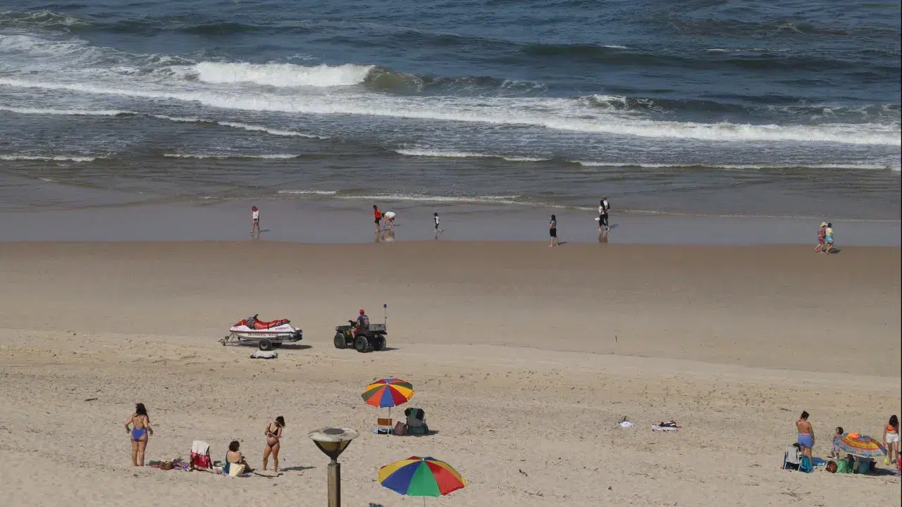After three days closed to swimming, Vieira beach reopens