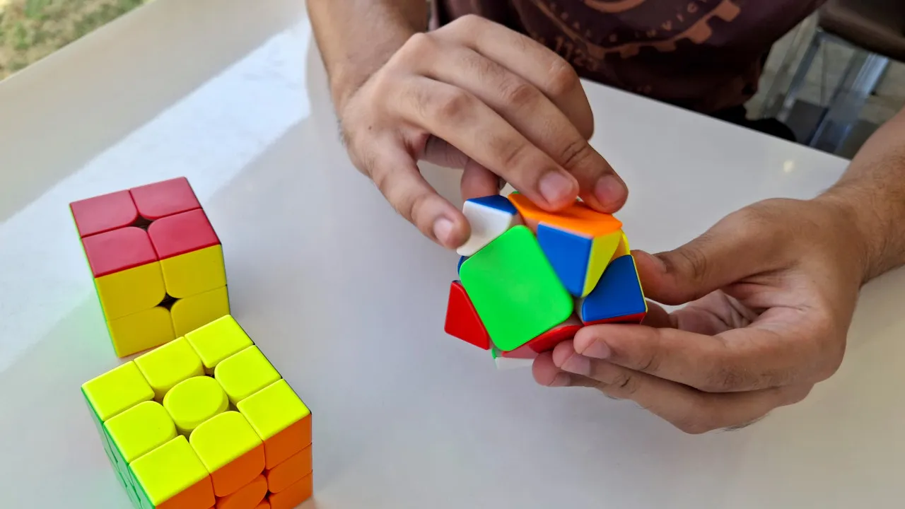 Azeméis hosts a Rubik's Cube competition. There are 65 participants from 6 countries.