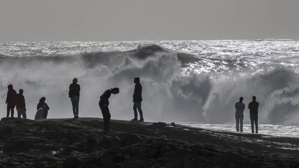 Bar in Póvoa de Varzim has its terrace damaged due to the swell