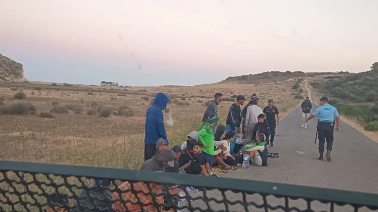 Boat that washed ashore in the Algarve had 7 minors on board. What is known?