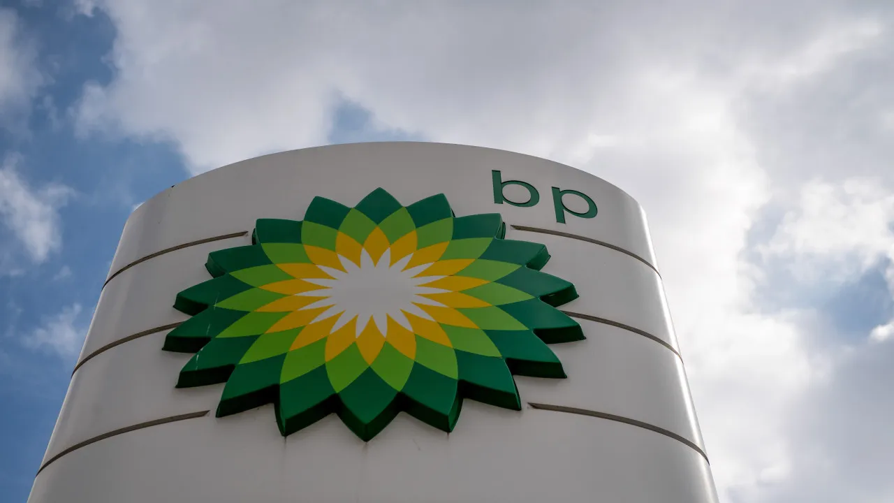 BP's oil profits rise 8.5% to 2,663 million in the 1st half.