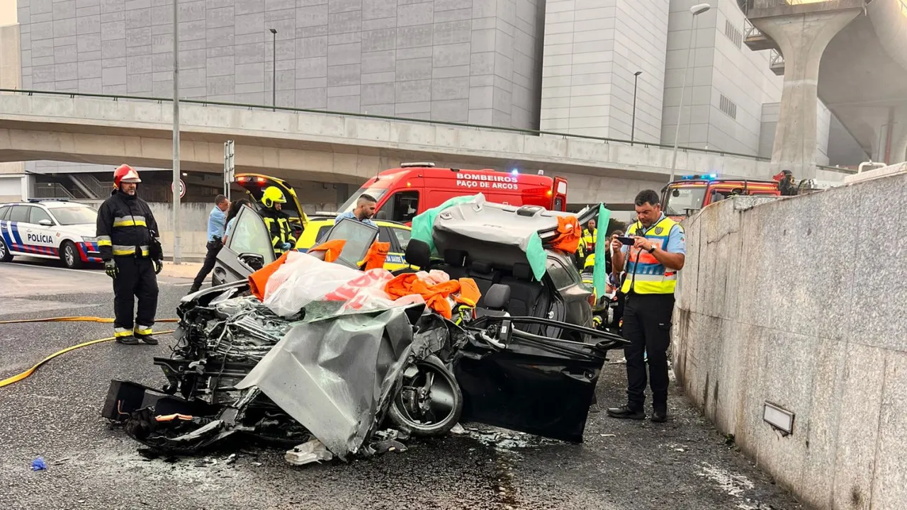 Car veers off and catches fire in Oeiras. Driver was saved in time