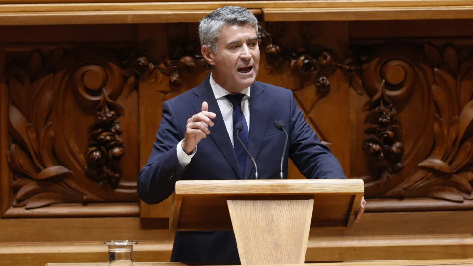 Carneiro accuses Montenegro of "great insensitivity and incapacity"