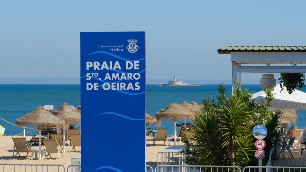 Caught stealing a cellphone at the beach in Oeiras. Beachgoers called the police.