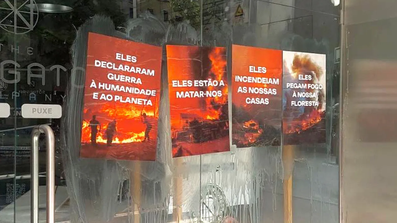 Climáximo puts up posters at Navigator to hold them responsible for the fires