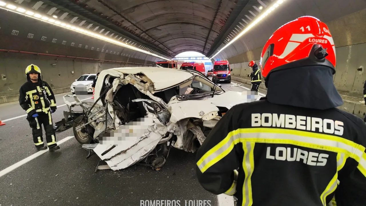 Collision between 3 vehicles leaves one injured in Montemor tunnel in Odivelas