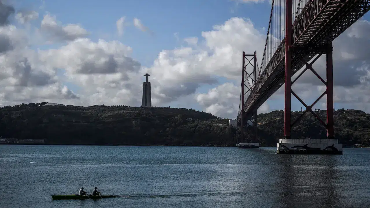 Cristo-Rei will be lit up in red in honor of the firefighters