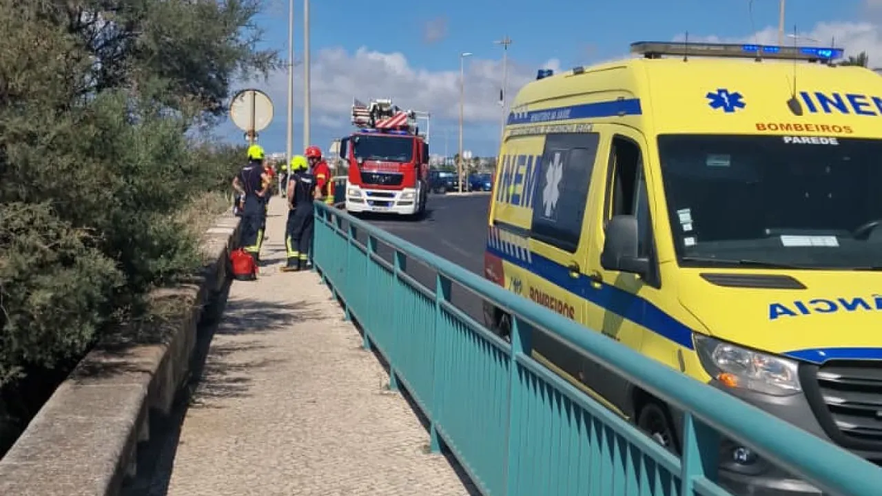 Cyclist falls from a cliff on Parede beach and is in serious condition