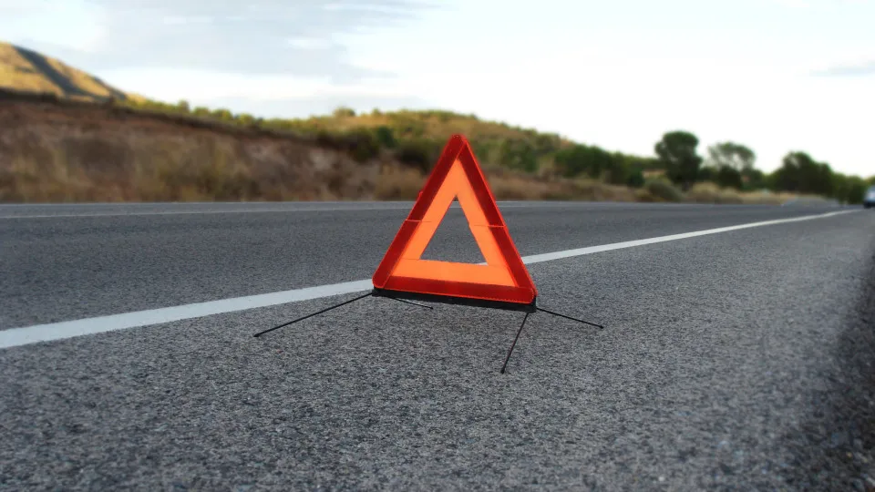 Cyclist seriously injured after colliding with a heavy vehicle in Bragança