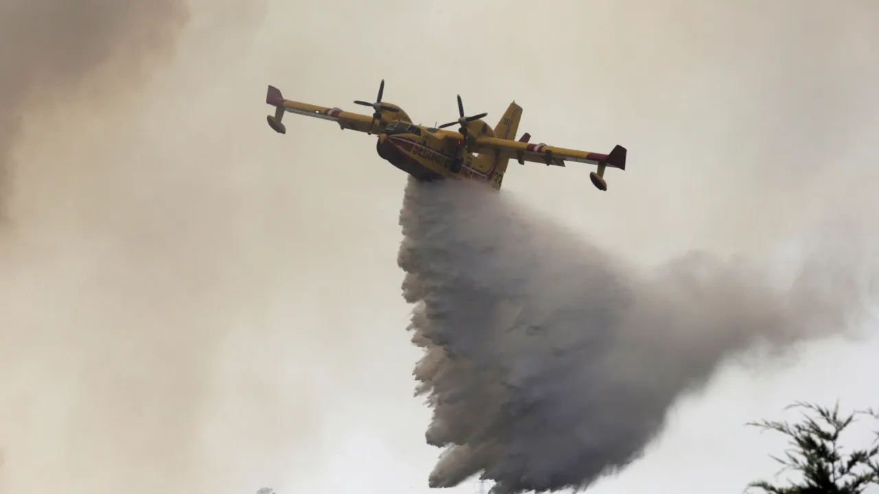 Eight aircraft fight the flames in Penacova