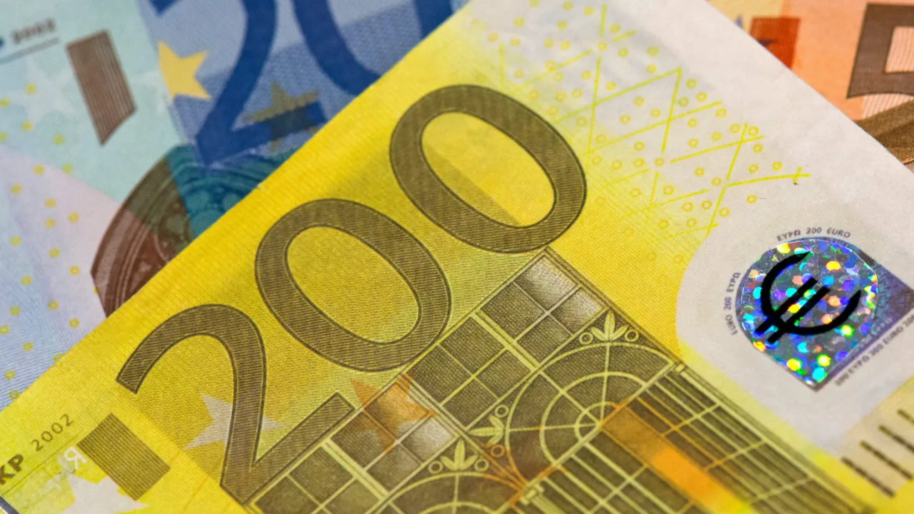 Euro rises against the dollar on the day of ECB warnings