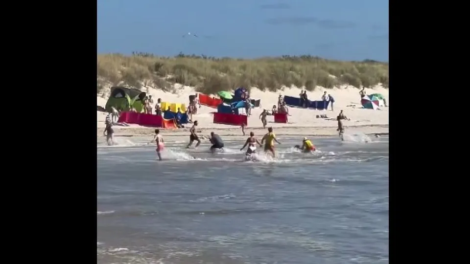 Figueira: Wave drags bathers and lifeguards avert tragedy