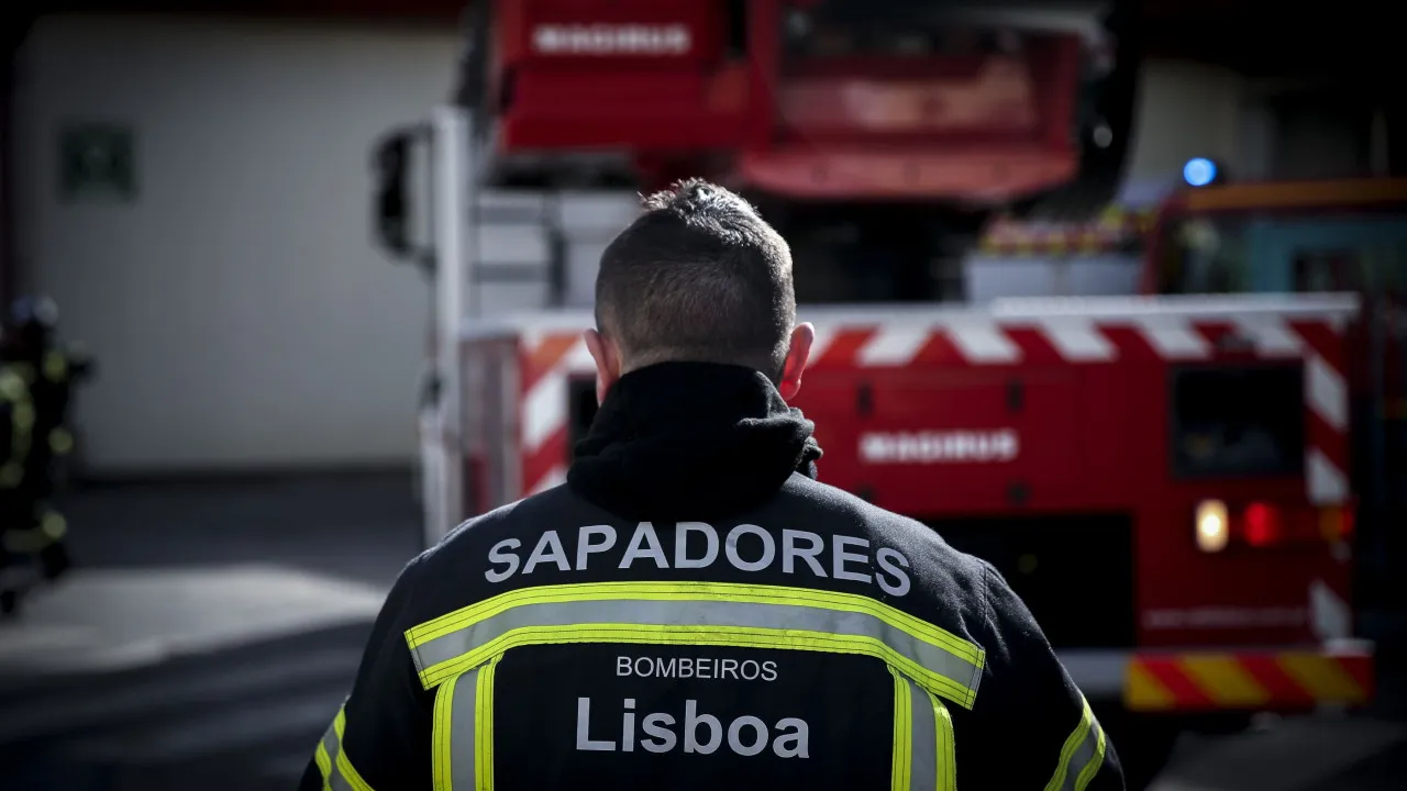 Fire breaks out in a building in the parish of Estrela in Lisbon