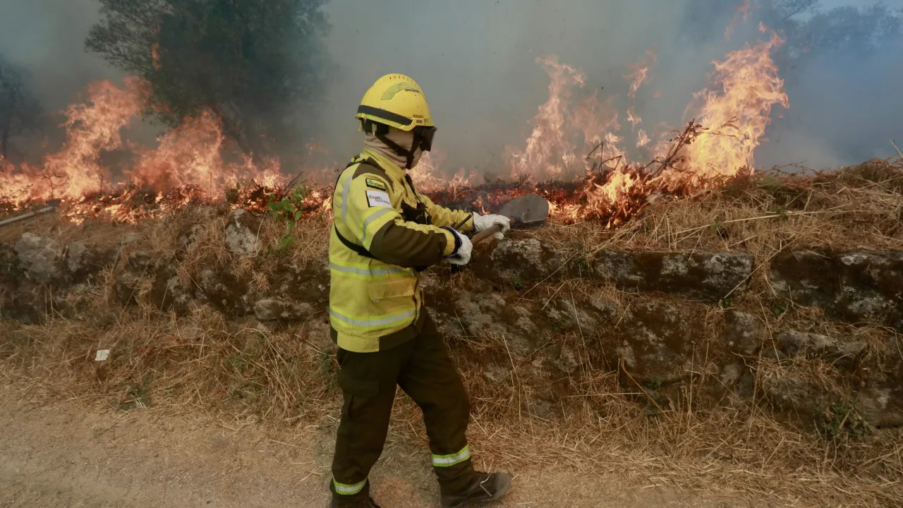 Fire burns intensely in Sabrosa and approaches villages