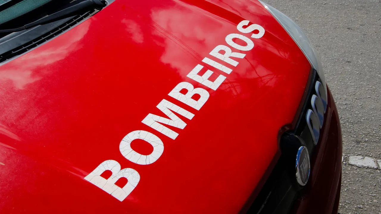 Fire consuming electrical supply store in Felgueiras brought under control