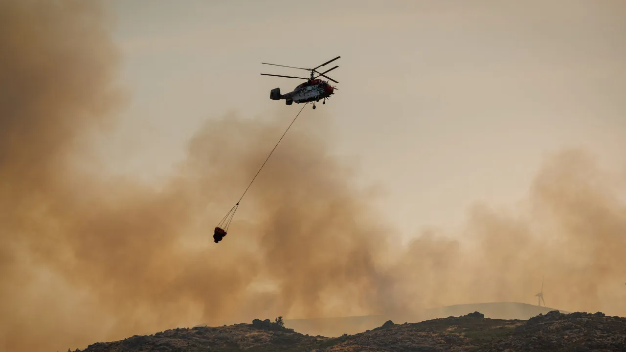 Fire contained on three fronts in Ribeira de Pena in Moimenta da Beira