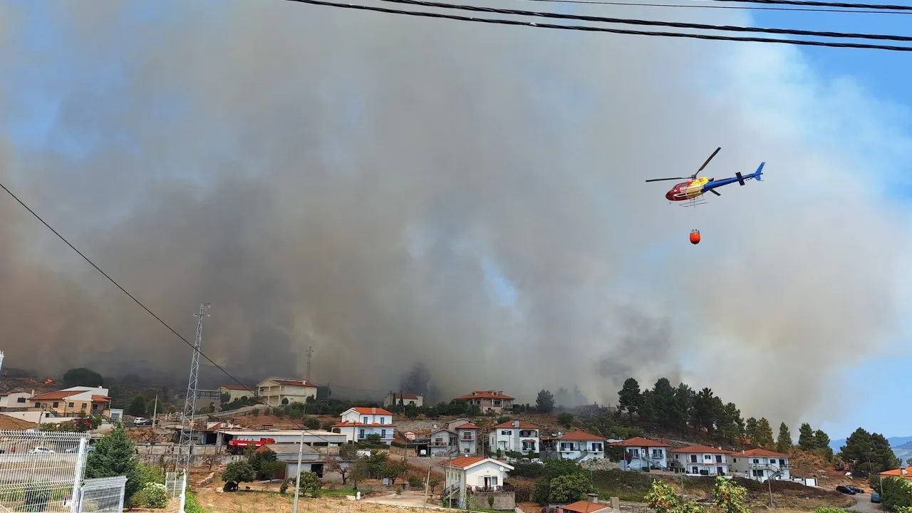 Fire in Armamar mobilizes 5 aircraft. "For now," there are no houses in danger.