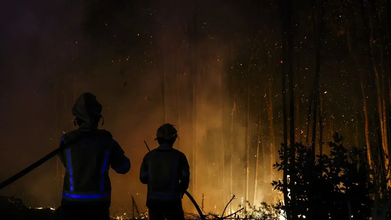 Fire in Ponte da Barca "active" with risk of "reactivations"