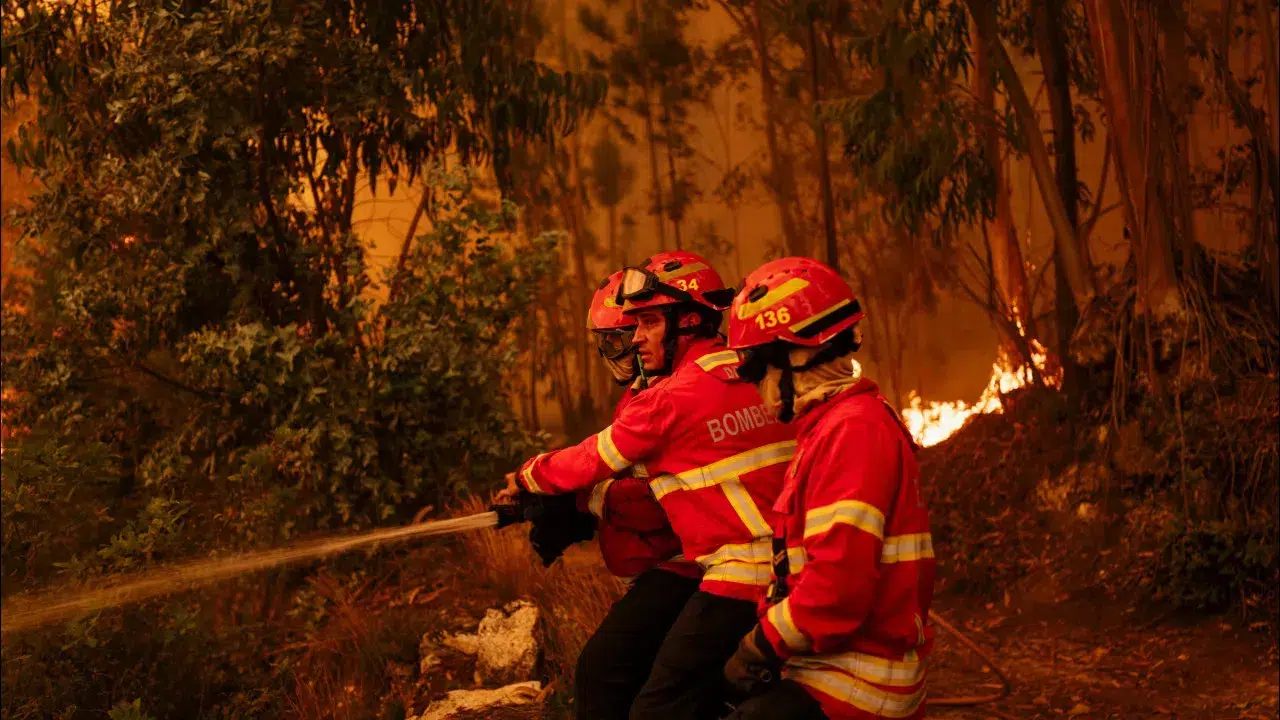 Fire in the Alvão mountains has two fronts burning with intensity