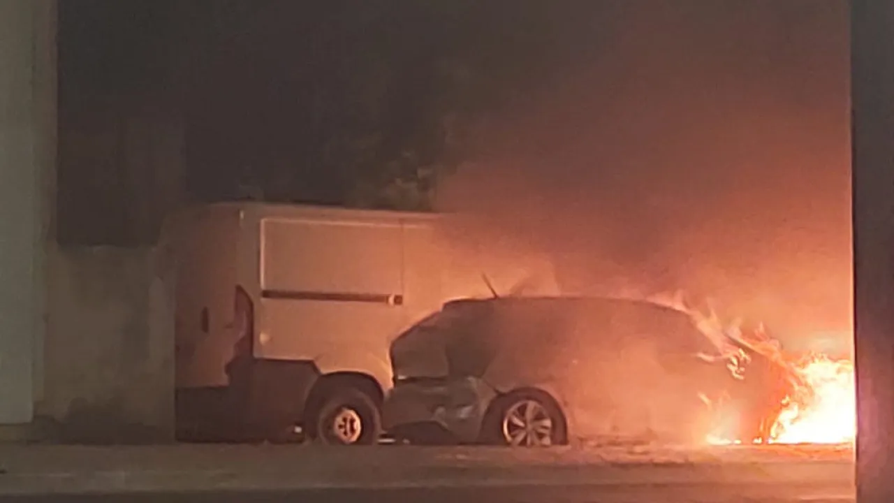 Fire in van and car fought by firefighters in Marvila