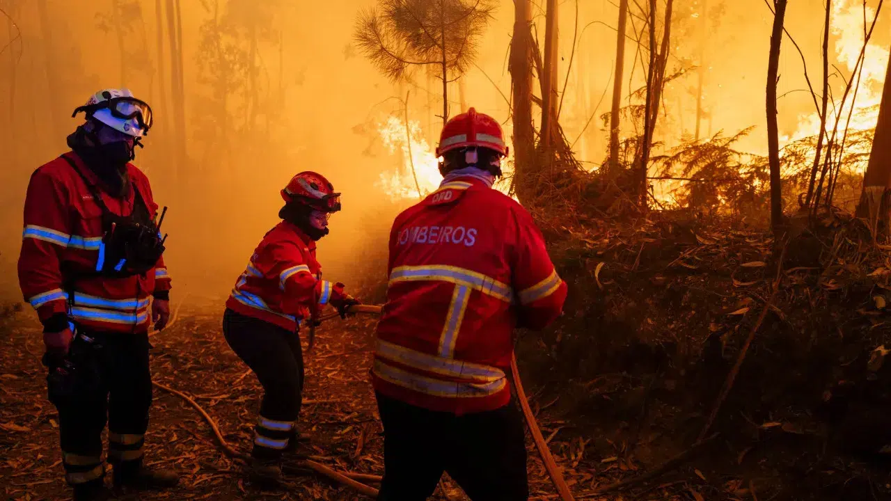 Fire on Alvão mountain range with two fronts burning intensely