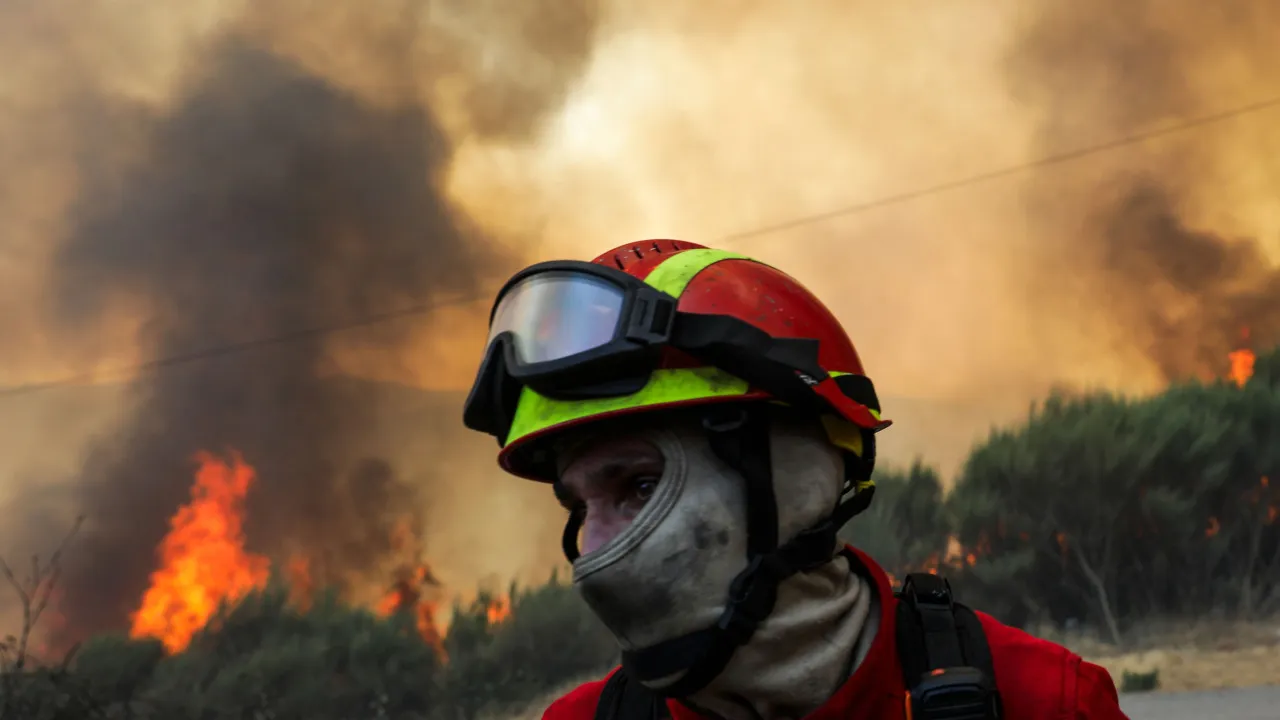 Fire rekindling in Piodão forces the closure of A23 and N18