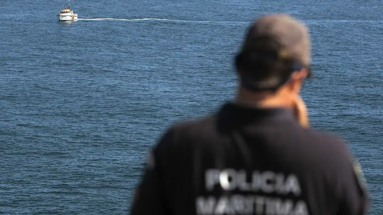 Fishing boat sinks off the coast of Espinho. Crew members were rescued