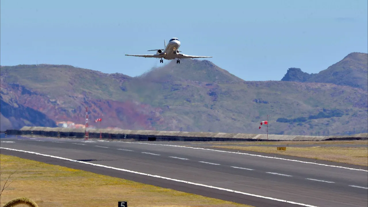 Four flights diverted and 12 were canceled in Madeira due to the wind