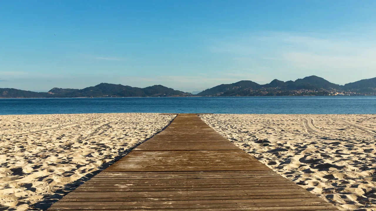 Gold Beach in Sesimbra closed for swimming