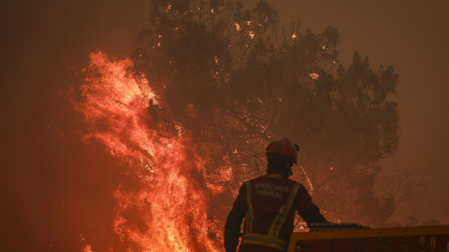 Government extends alert status for another 48 hours due to fires