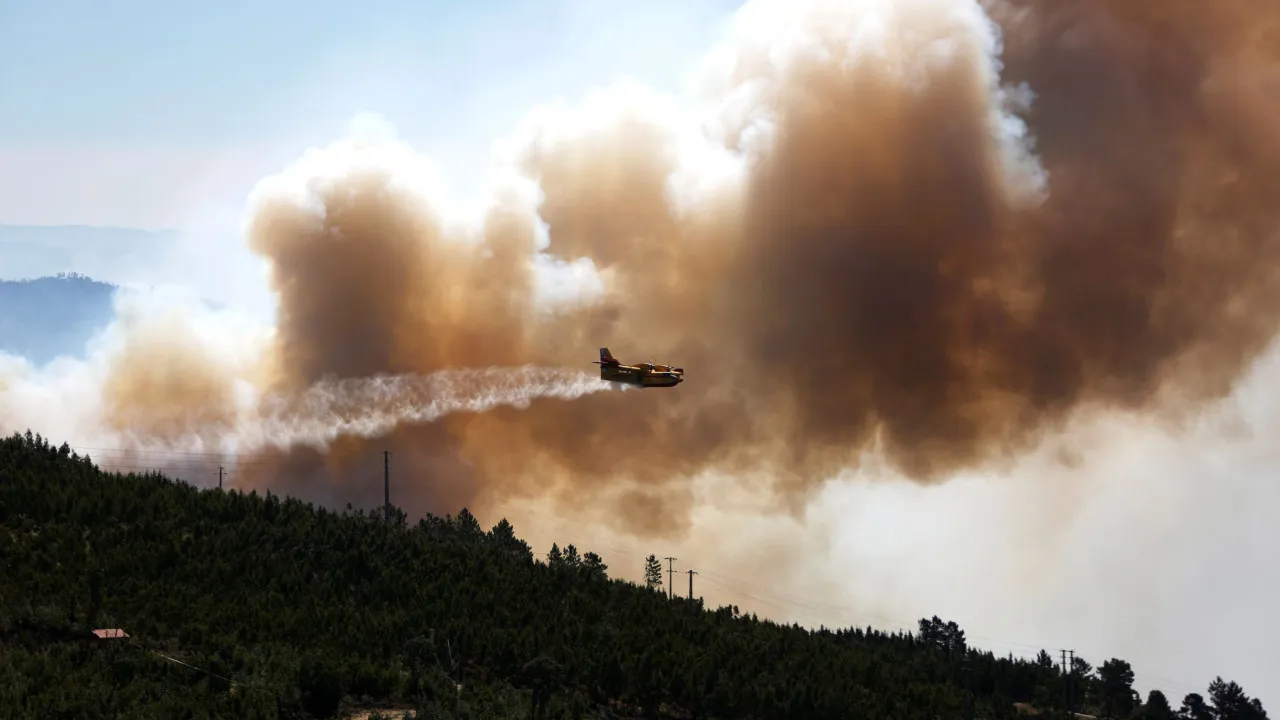 Helicopter reinforces firefighting in the Alvão mountain range in Vila Real.