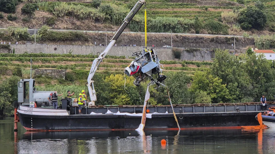 Helicopter that crashed in the Douro violated minimum altitude and deviated from route