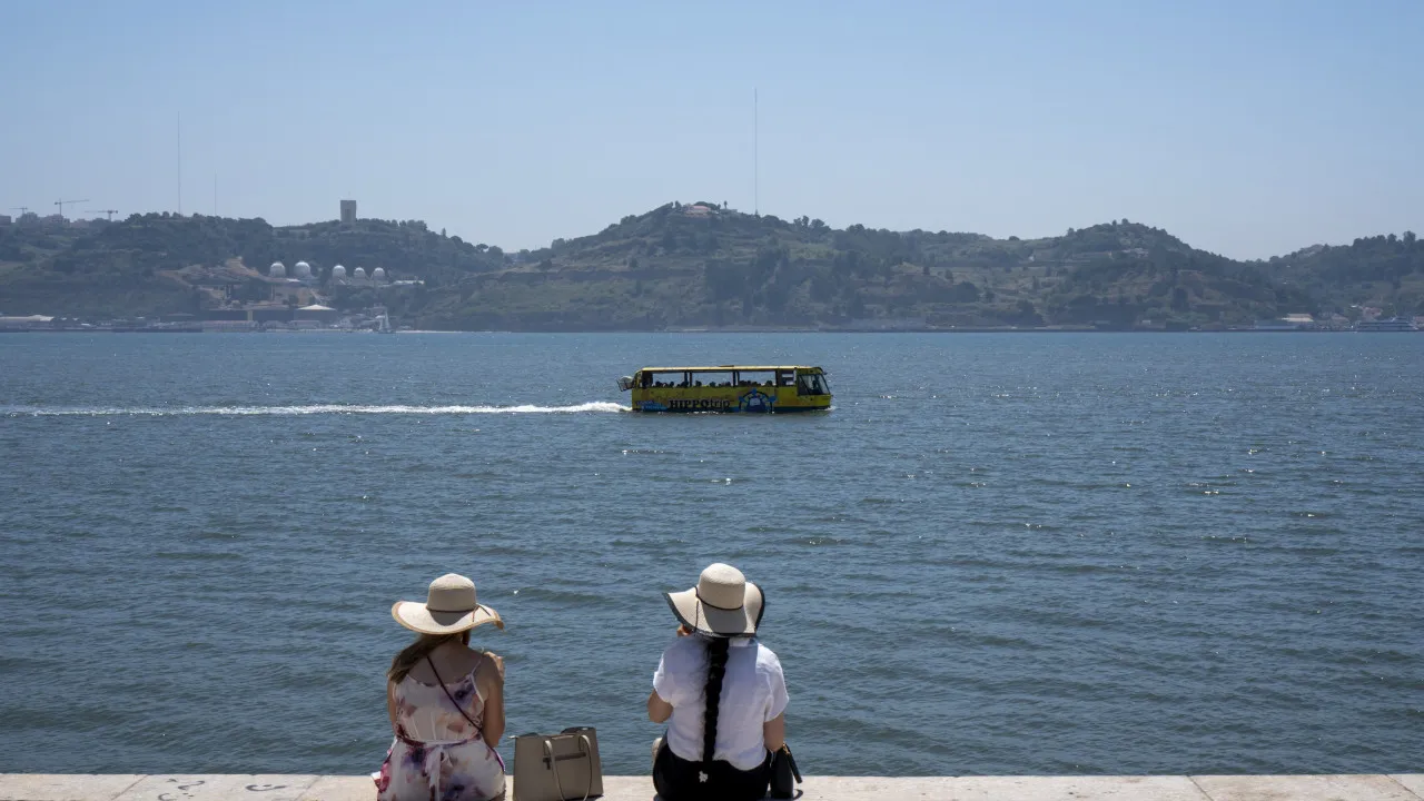 Hot weather puts twelve districts of mainland Portugal on 'orange' alert