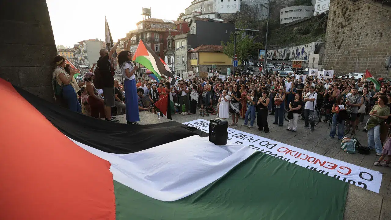 Hundreds in Porto demand "end of the siege" in Gaza. "Shame of Europe"