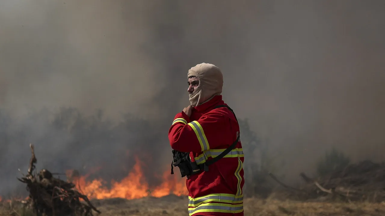 In Foz Côa, a chapel burned and a first house was damaged.