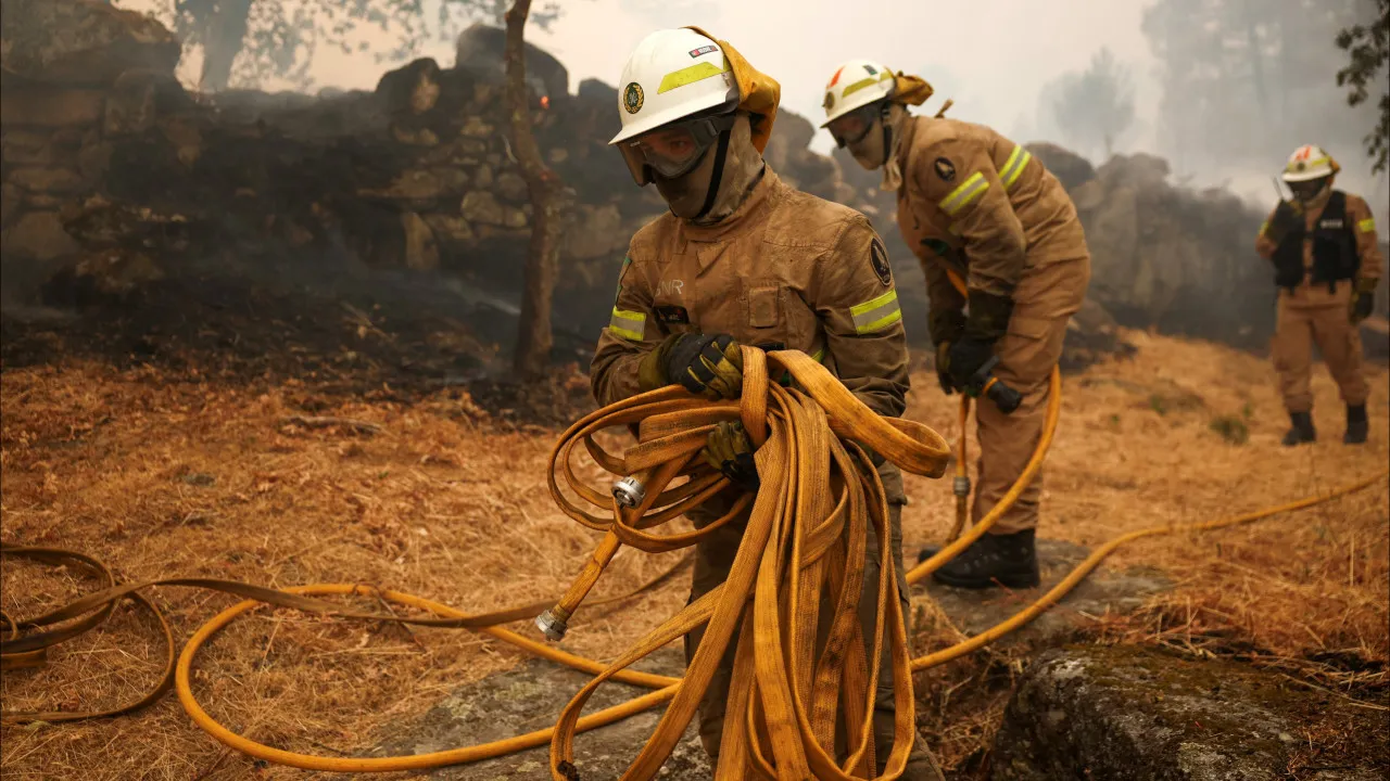 In Moimenta da Beira the flames give respite despite the ongoing threat.