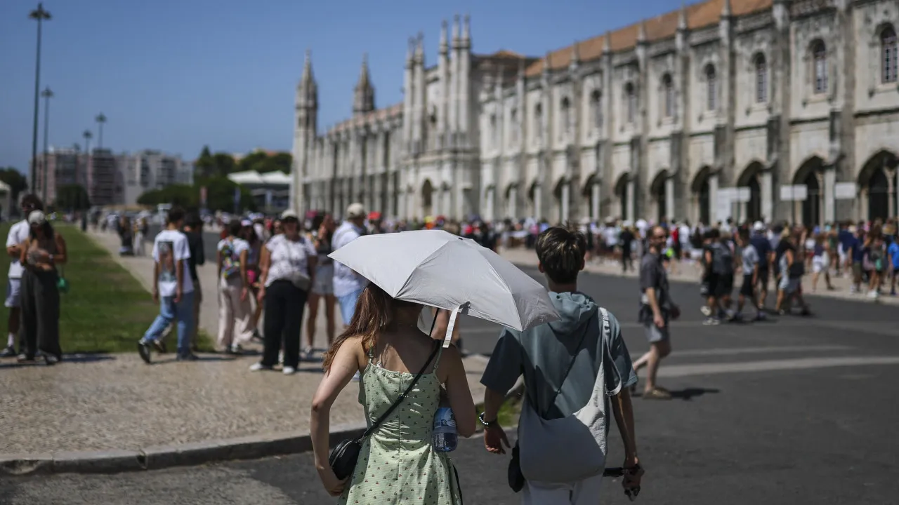 It's going to be (very) hot this weekend. Two districts are 'in red'
