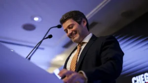 Labor law? Ventura says he challenged Hugo Soares for a joint proposal.