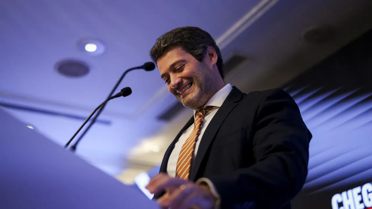 Labor law? Ventura says he challenged Hugo Soares for a joint proposal.
