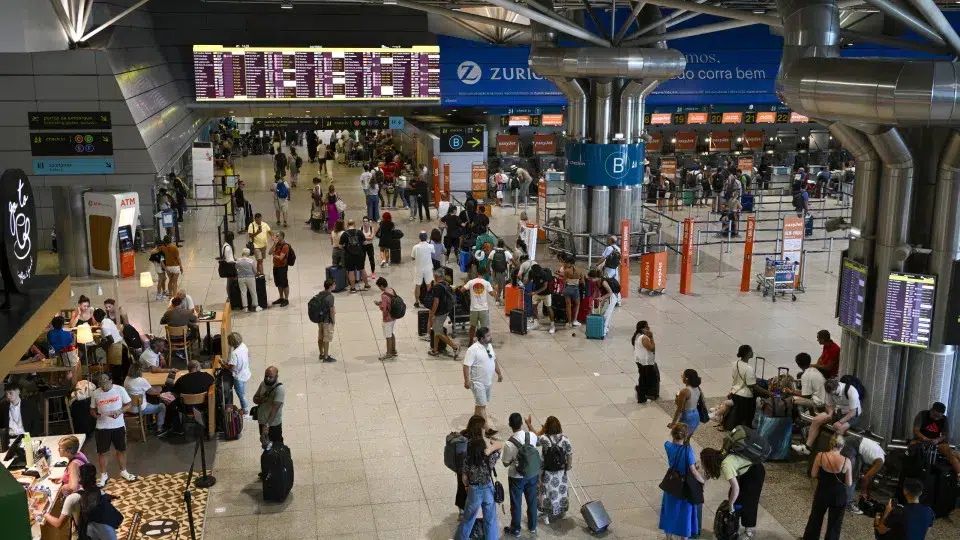 Lisbon airport repeatedly operated above 38 flights/hour