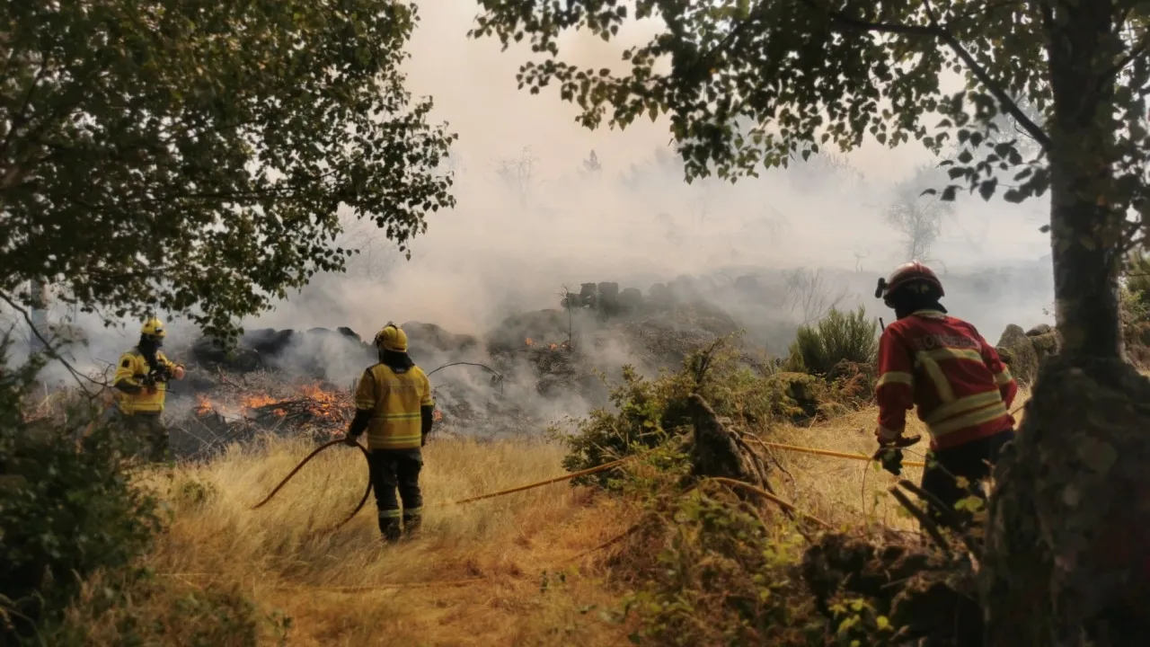 Locals helped firefighters when the fire approached the village in Alvão.