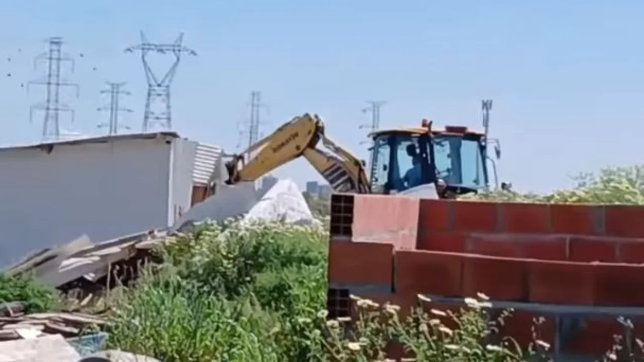 Loures says that demolition at Talude Militar occurred after a warning on Saturday.