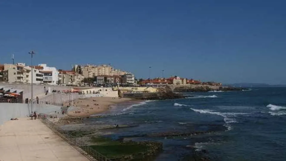 Man disappears at sea at Praia da Parede